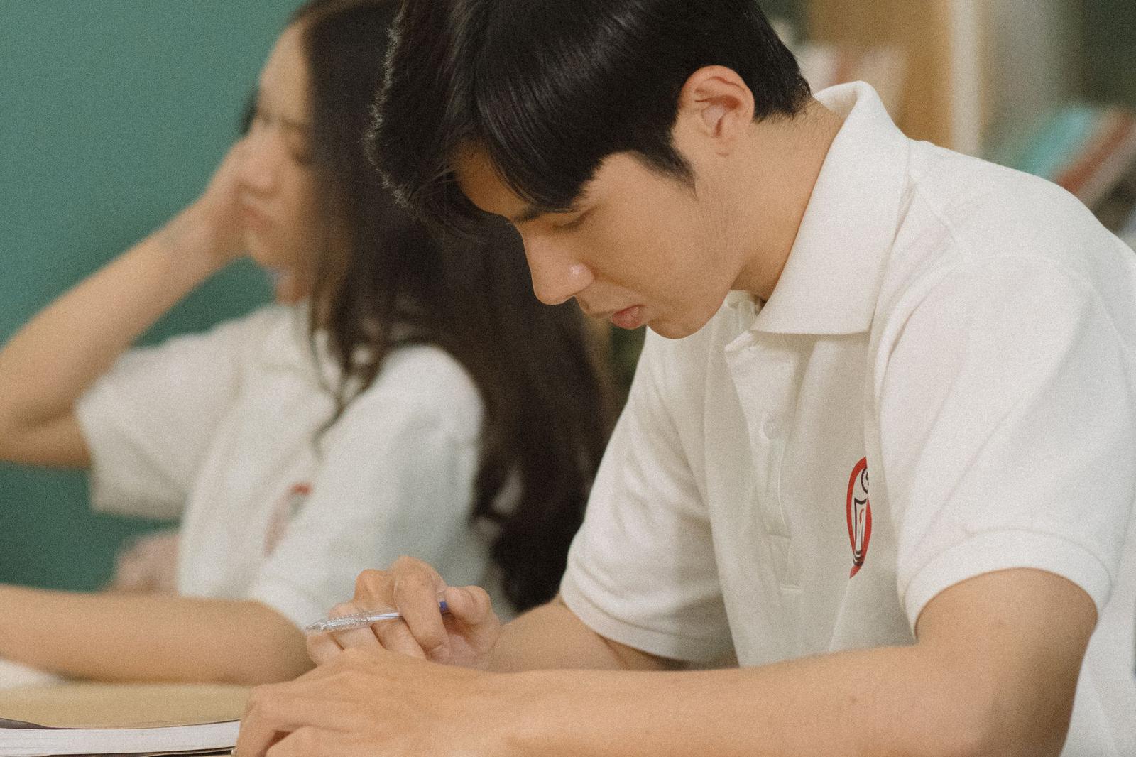 수능 영어 공부하고 있는 고등학생 모습