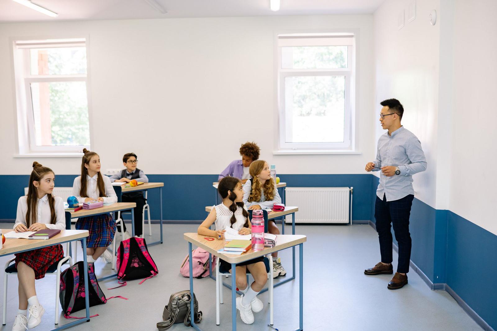 [교실에서 여러 아이가 함께 공부하는 모습] | 이미지 출처 : pexels.com