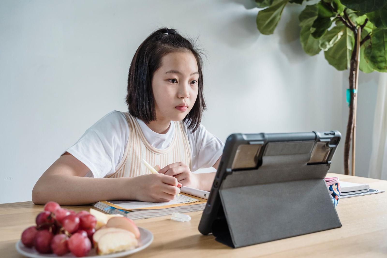 [영어책 앞에서 공부하고 있는 어린아이 모습] | 이미지 출처 : pexels.com